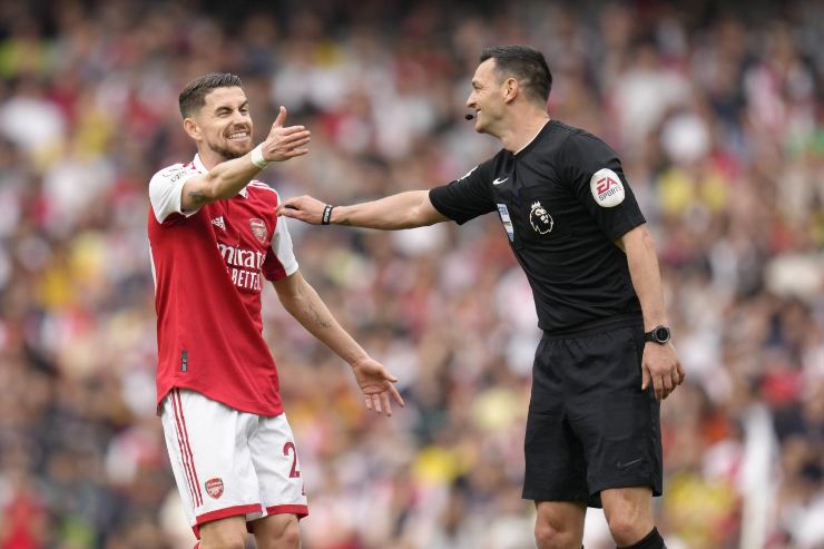 Jorginho protesta con l'arbitro