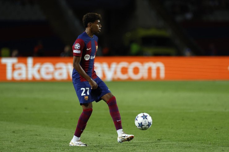 Lamine Yamal controlla il pallone