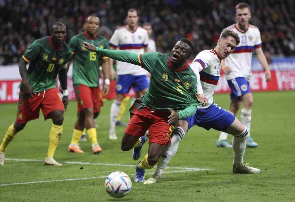 Miranchuk in un contrasto di gioco nell'amichevole giocata contro il Camerun dalla nazionale russa ad ottobre 2023