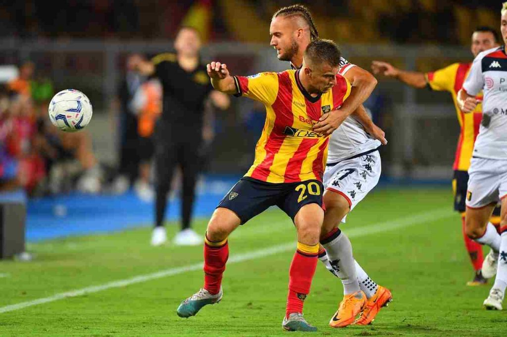 Ramadani in un'intensa azione di gioco durante il match di campionato tra Lecce e Genoa