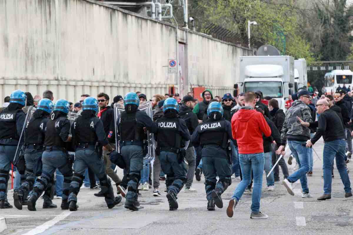 Roma-Slavia Praga, scontri dentro e fuori lo stadio