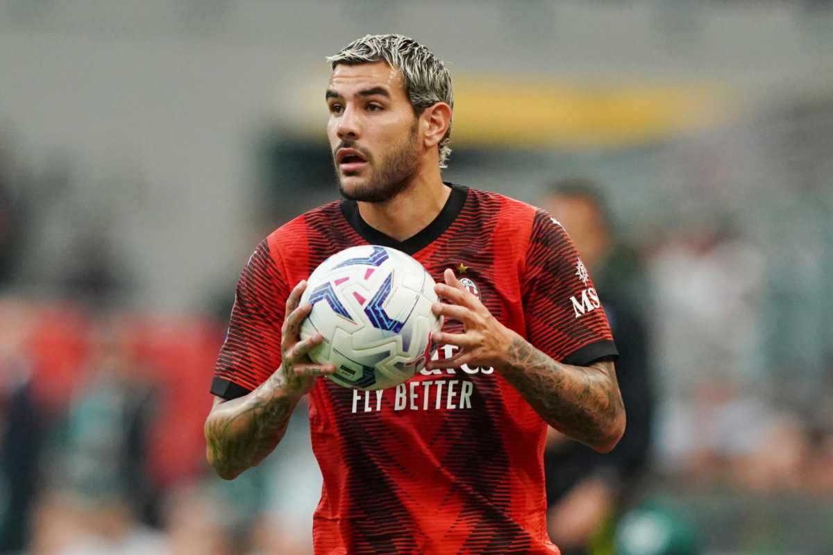 Theo con la palla in mano