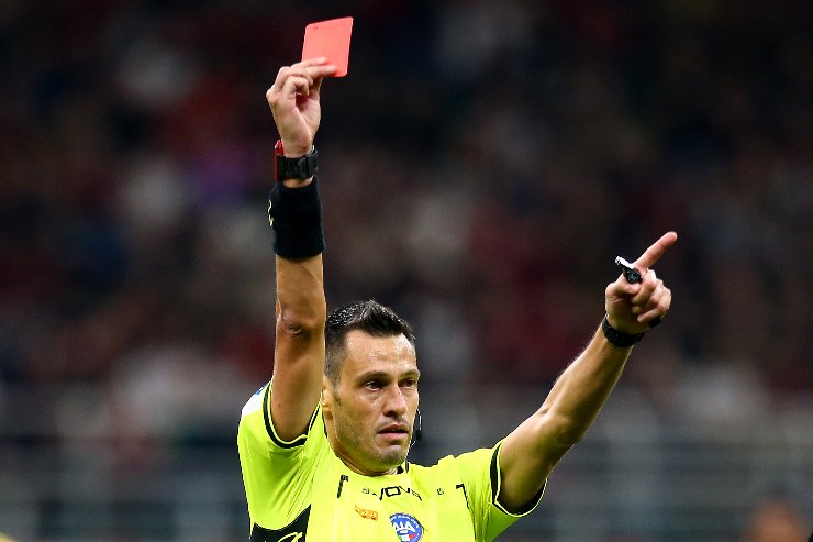 Stretta di mano vigorosa all'arbitro e inibizione al dirigente