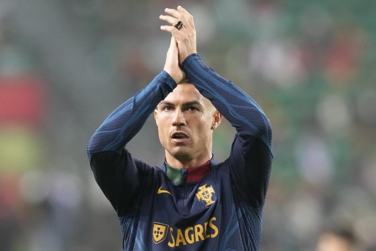 Cristiano Ronaldo applaude