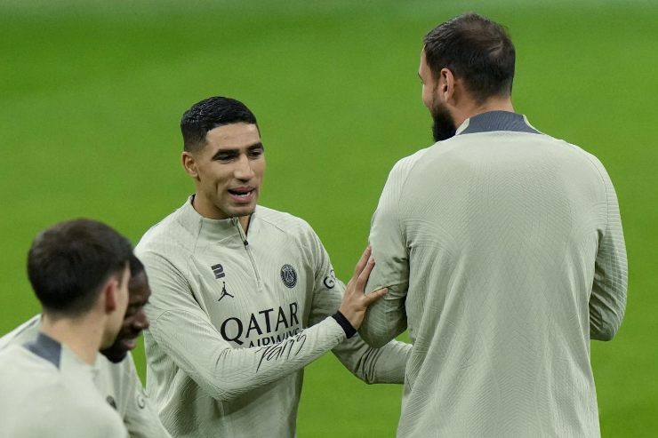 Hakimi scherza coi compagni