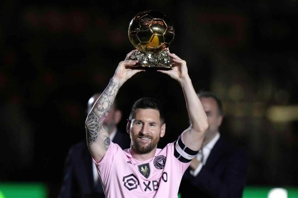 Leo Messi con il Pallone d'Oro