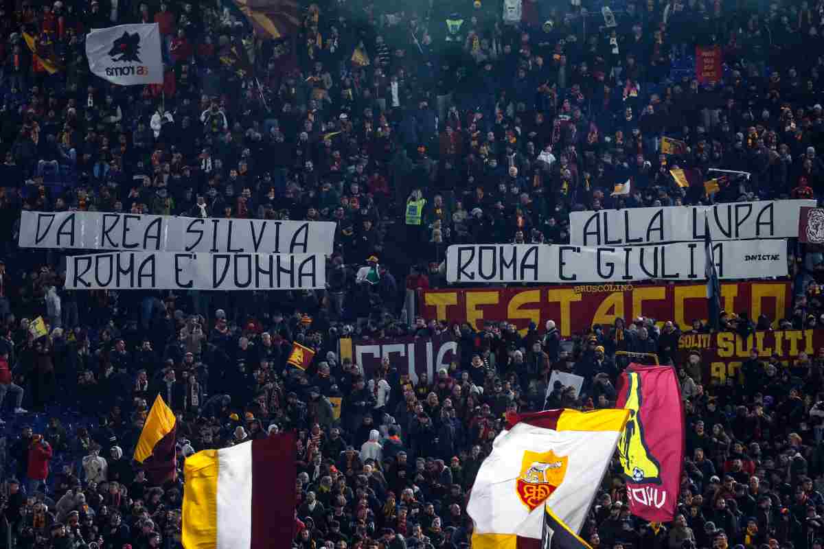 Tifosi Roma striscioni contro violenza sulle donne