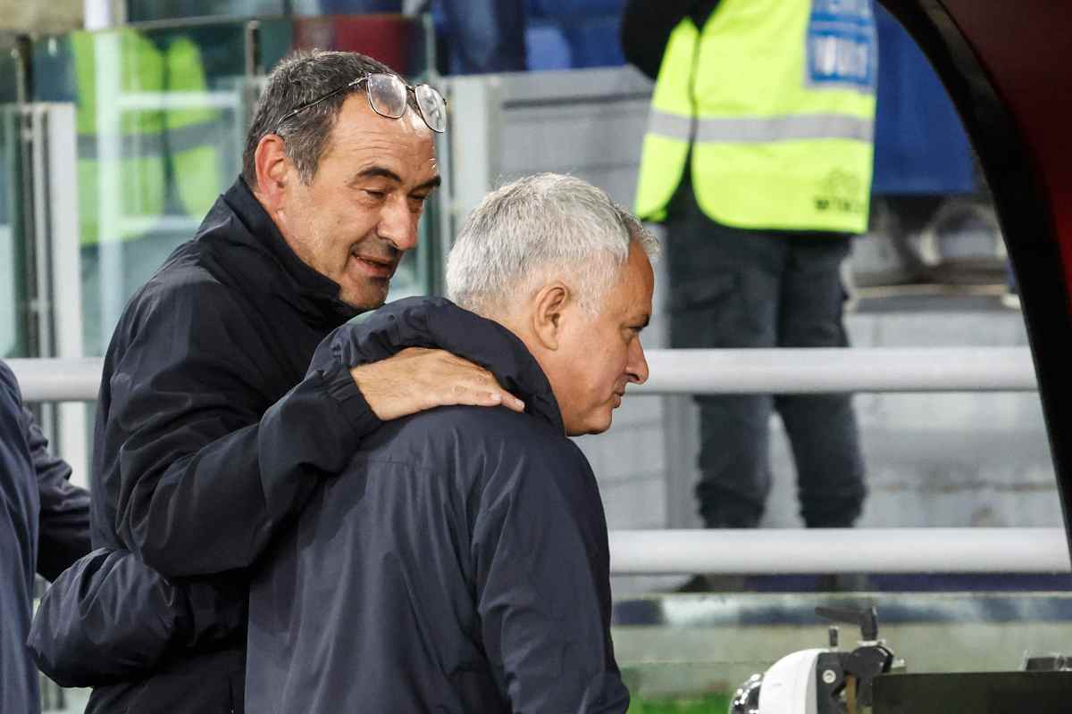 mourinho e sarri si abbracciano