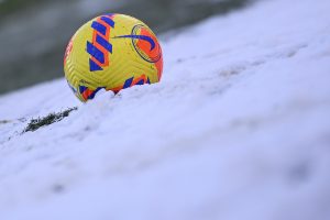 Manchester United volo cancellato neve trasferta pullman