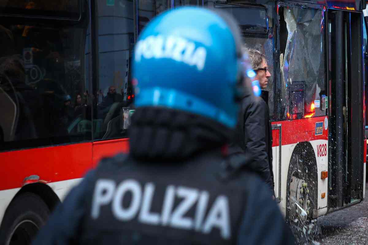 Bologna-Roma, scontri polizia tifosi