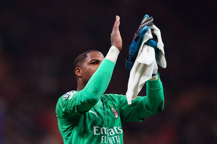 Milan, tanti club su Maignan