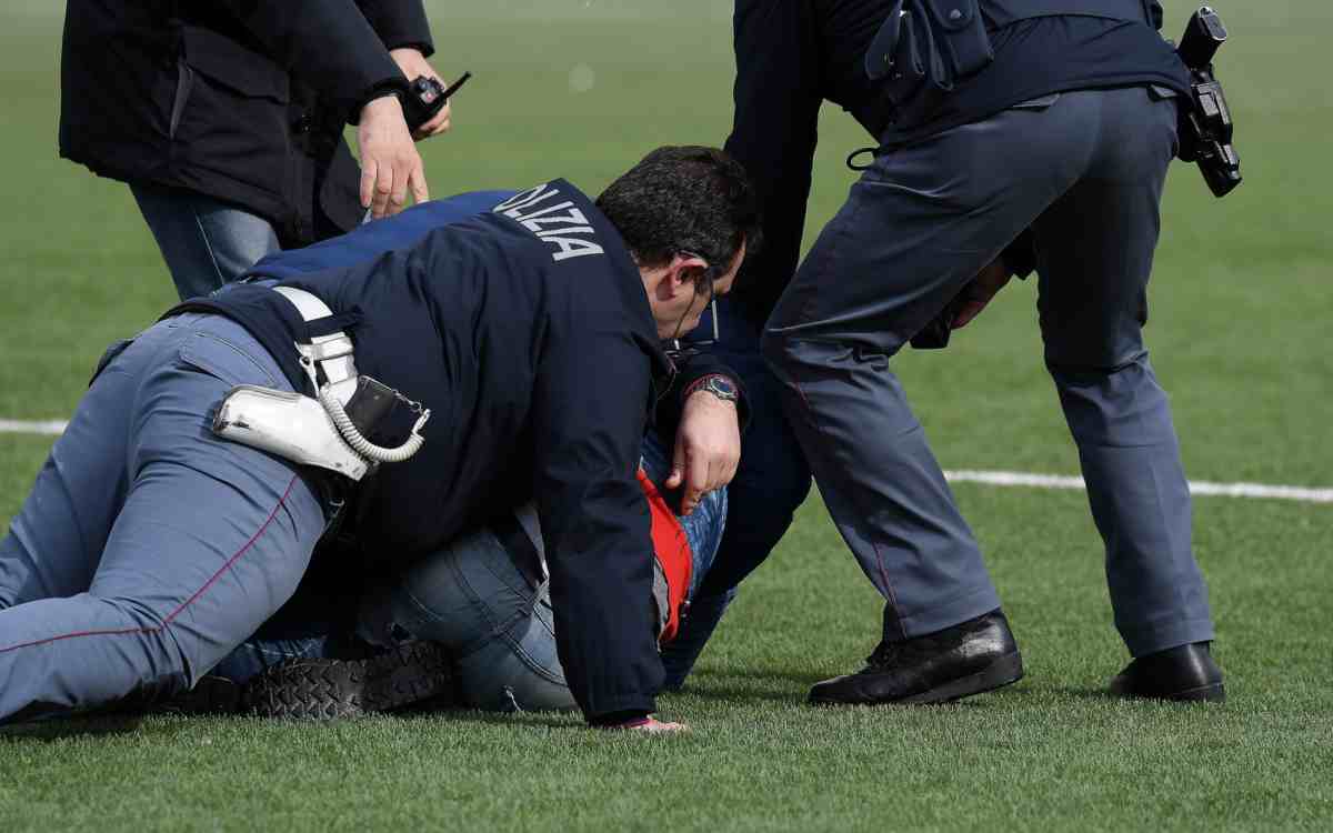 L'assemblea degli azionisti è una polveriera: espulso con la forza