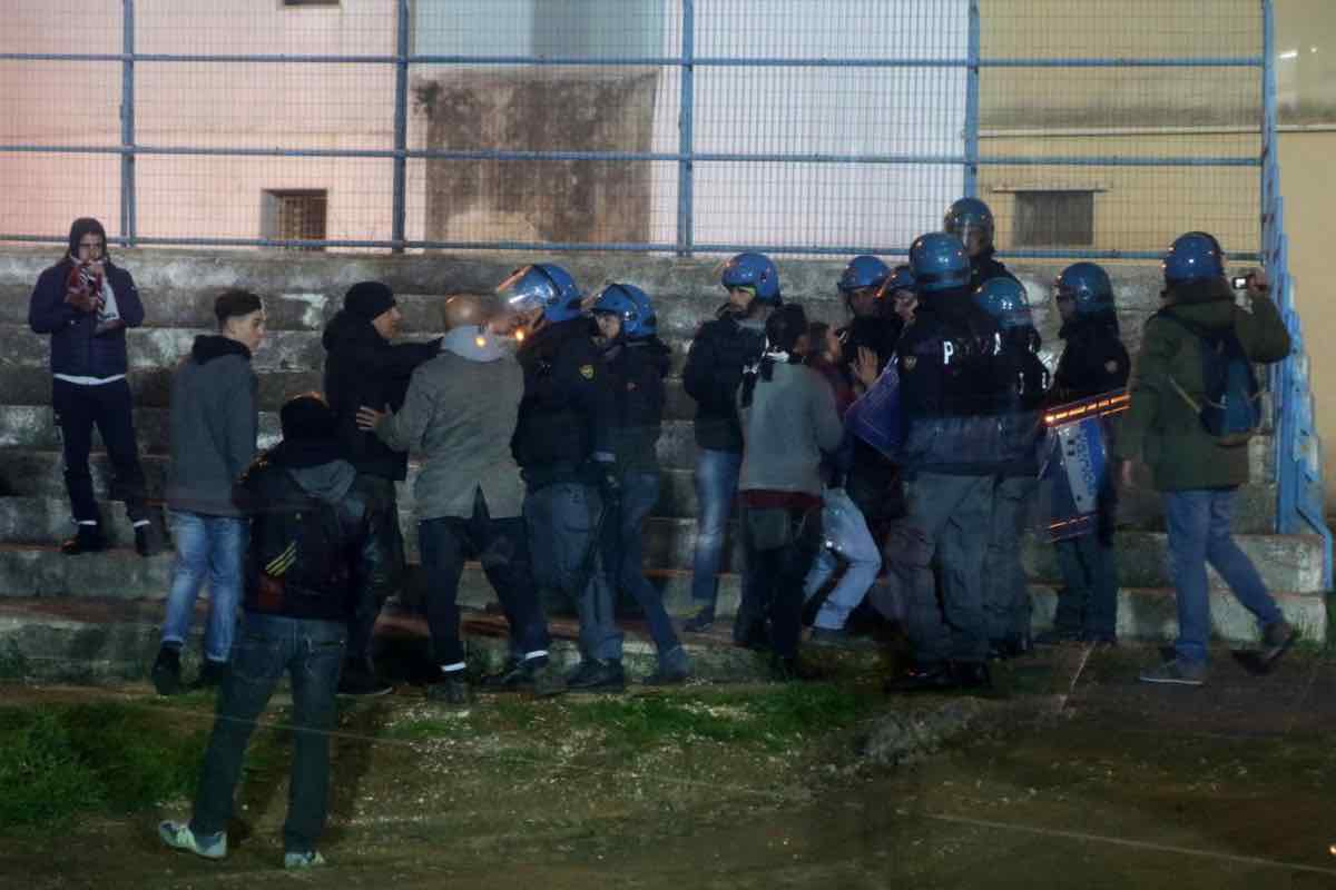 Tafferugli e gara sospesa