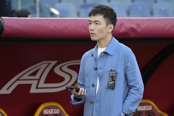 Steven Zhang con lo smartphone