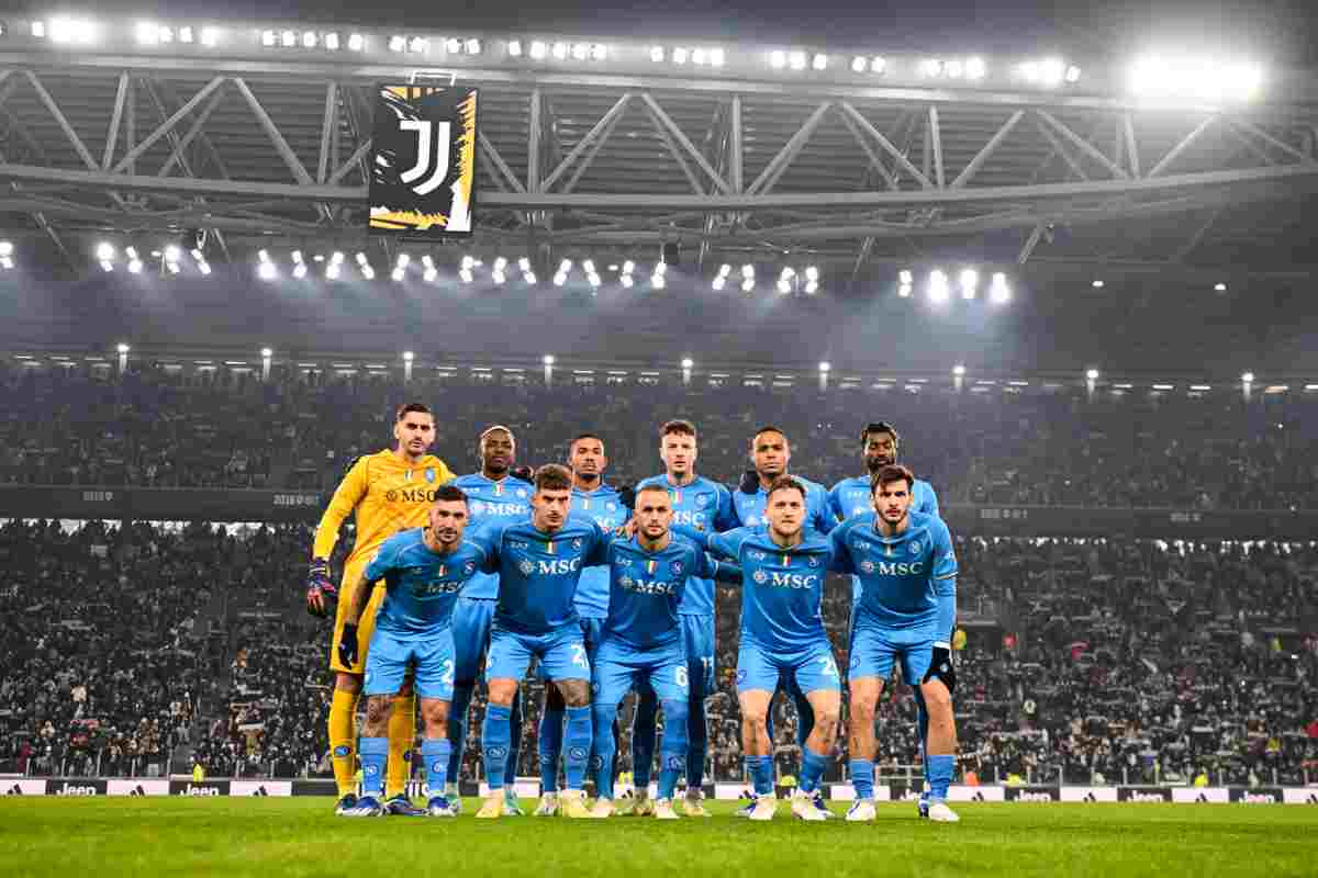 la squadra del napoli schierata allo stadium per la foto di gruppo