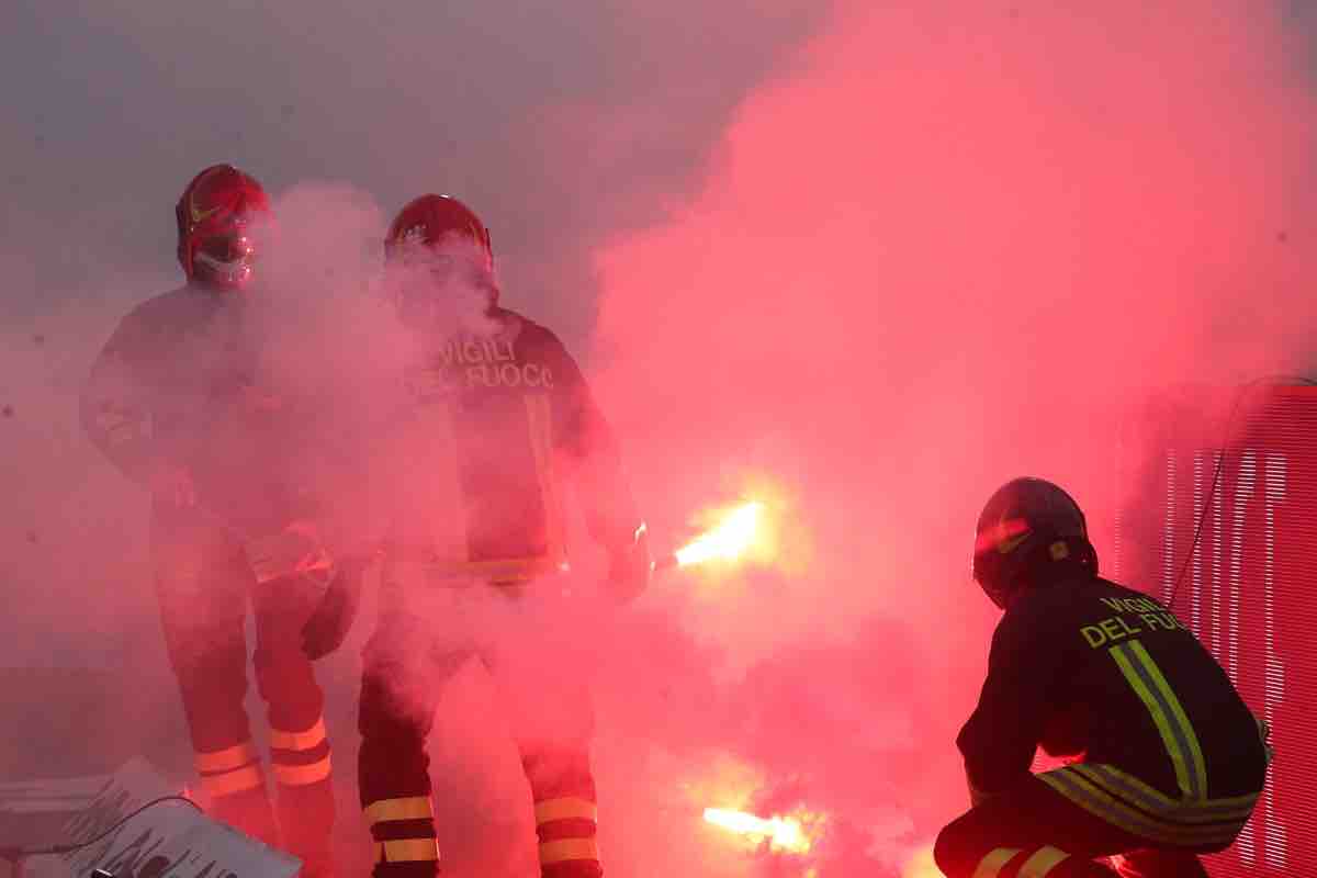 Fumogeni e petardi in campo: UFFICIALE, partita sospesa