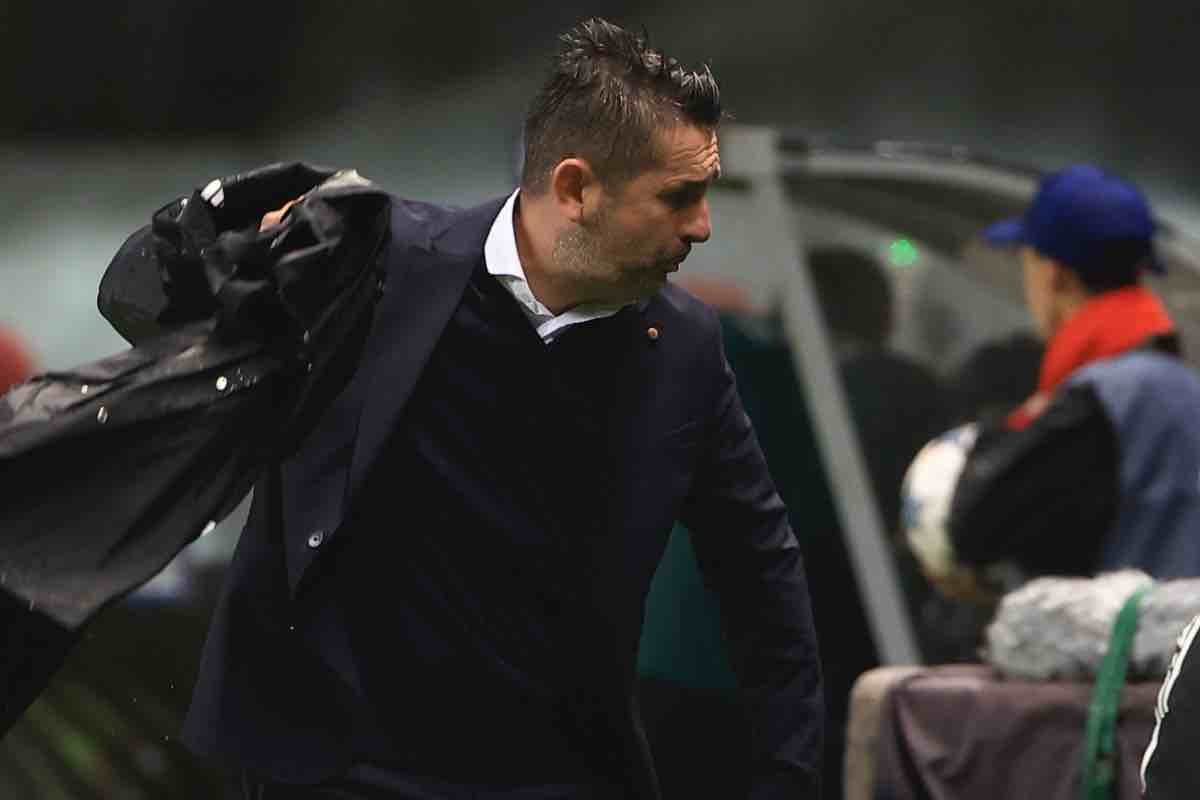 Follia in Bundesliga, l'allenatore perde la testa: attaccante colpito in volto