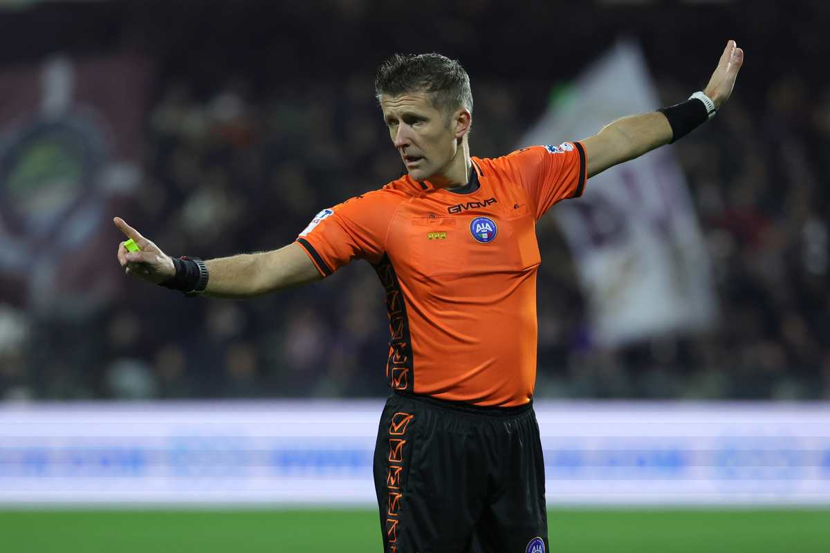 Salernitana-Genoa, oggetti dagli spalti