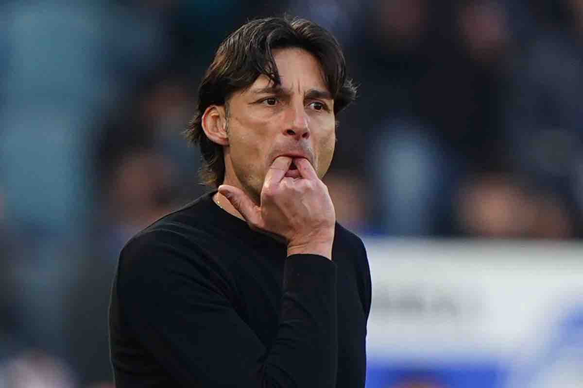 Gesto choc in panchina: la bottiglietta sfiora un collaboratore del tecnico