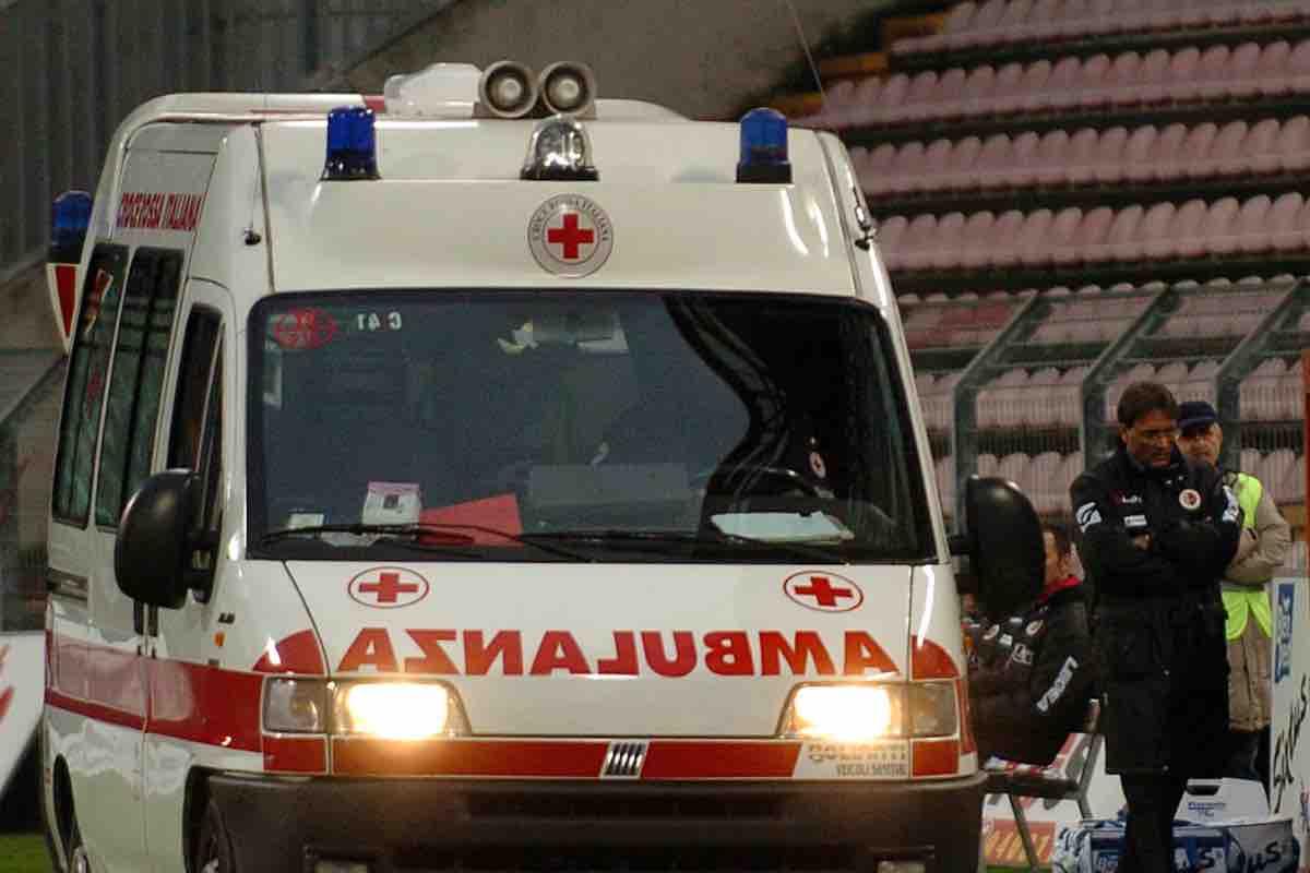 Tifoso soccorso dai medici: UFFICIALE, match rinviato