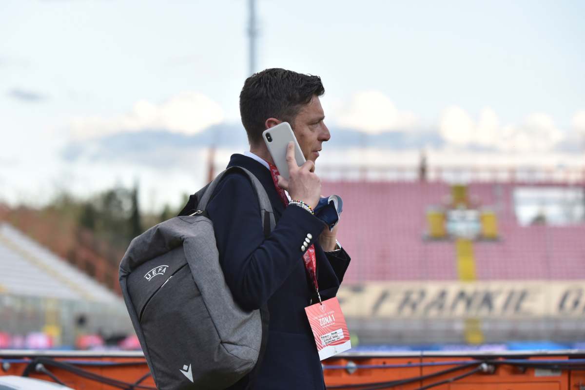 Gianluca Rocchi al telefono