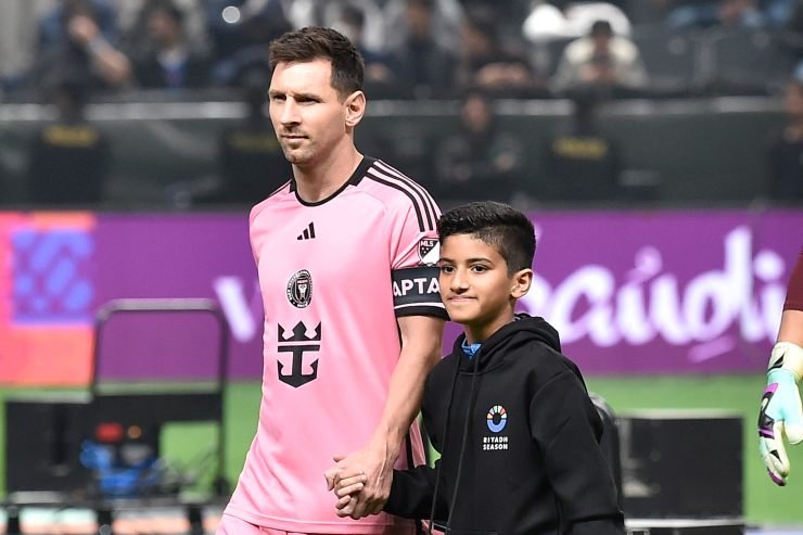 Messi con un bambino