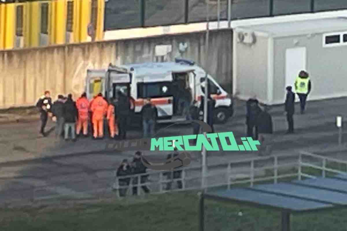 Monza-Sassuolo, un tifoso ospite cade dalla Curva: fuori in barella