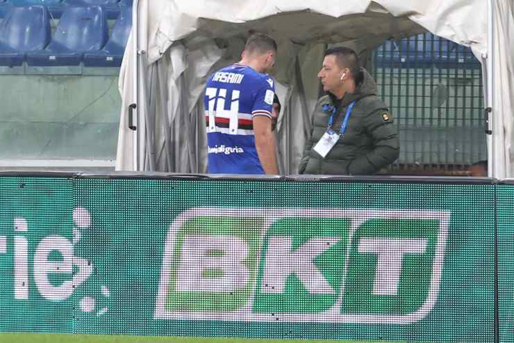 Kasami esce a testa bassa dal campo dopo l'espulsione contro la feralpisalò