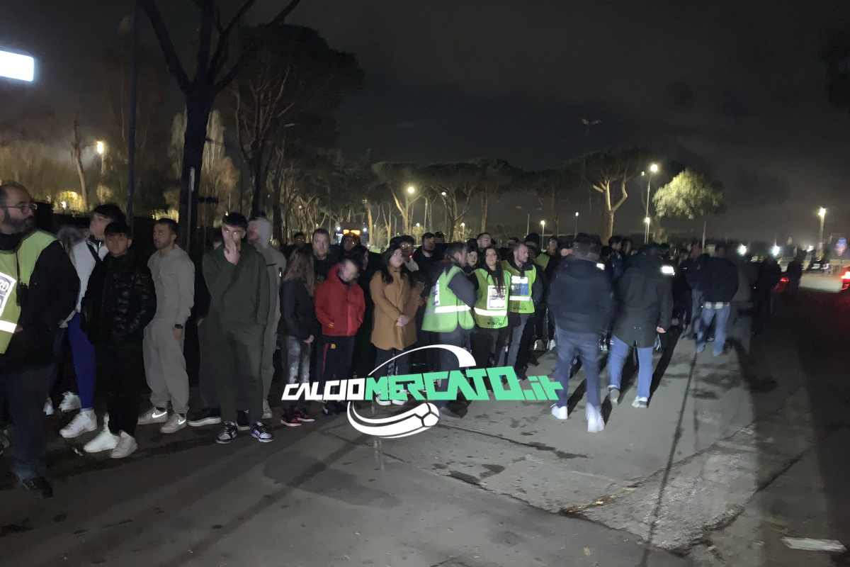 Roma, esonero Mourinho: tifosi fuori Trigoria