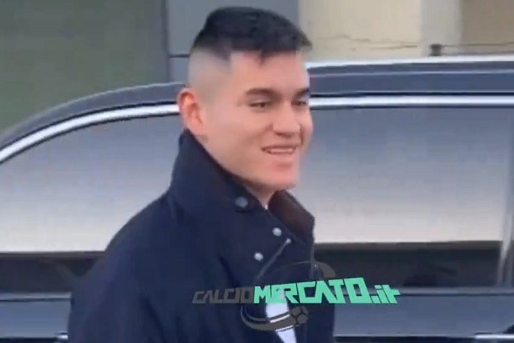 Juventus, Alcaraz alla Continassa per test e incontro coi compagni