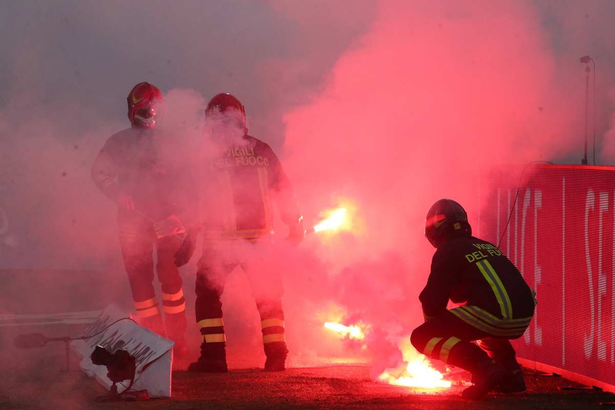 Europa League, match sospeso per fumogeni