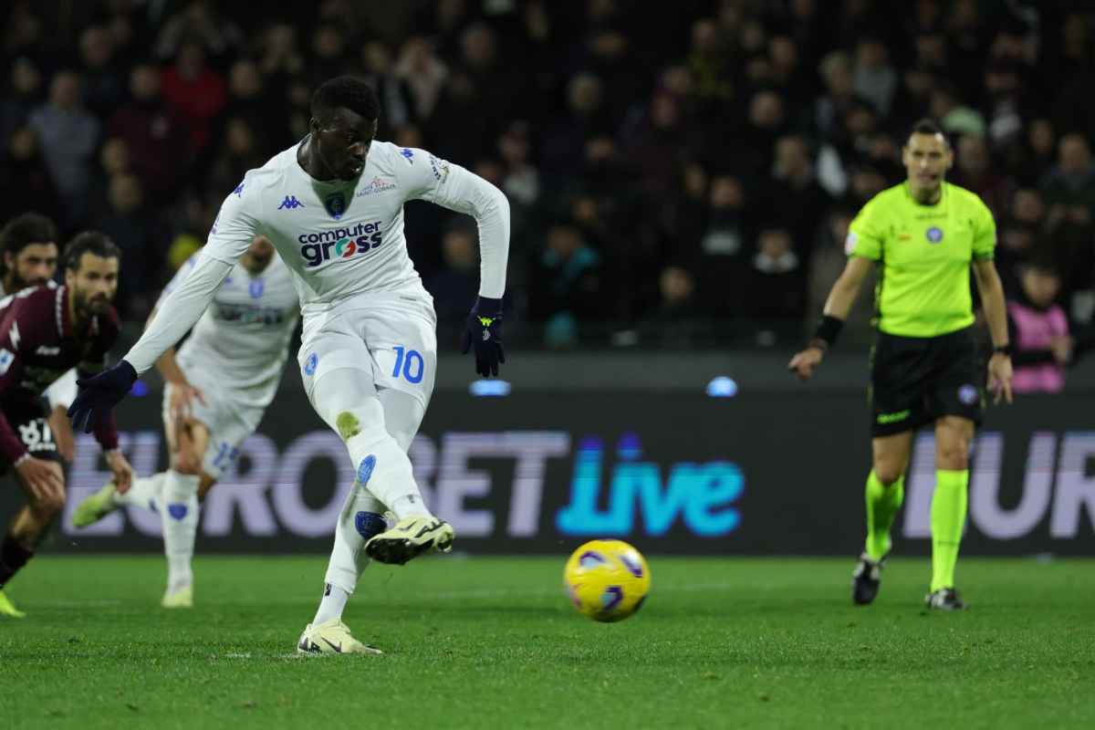 M’Baye Niang calcia il rigore