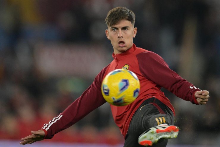 Paulo Dybala calcia al volo