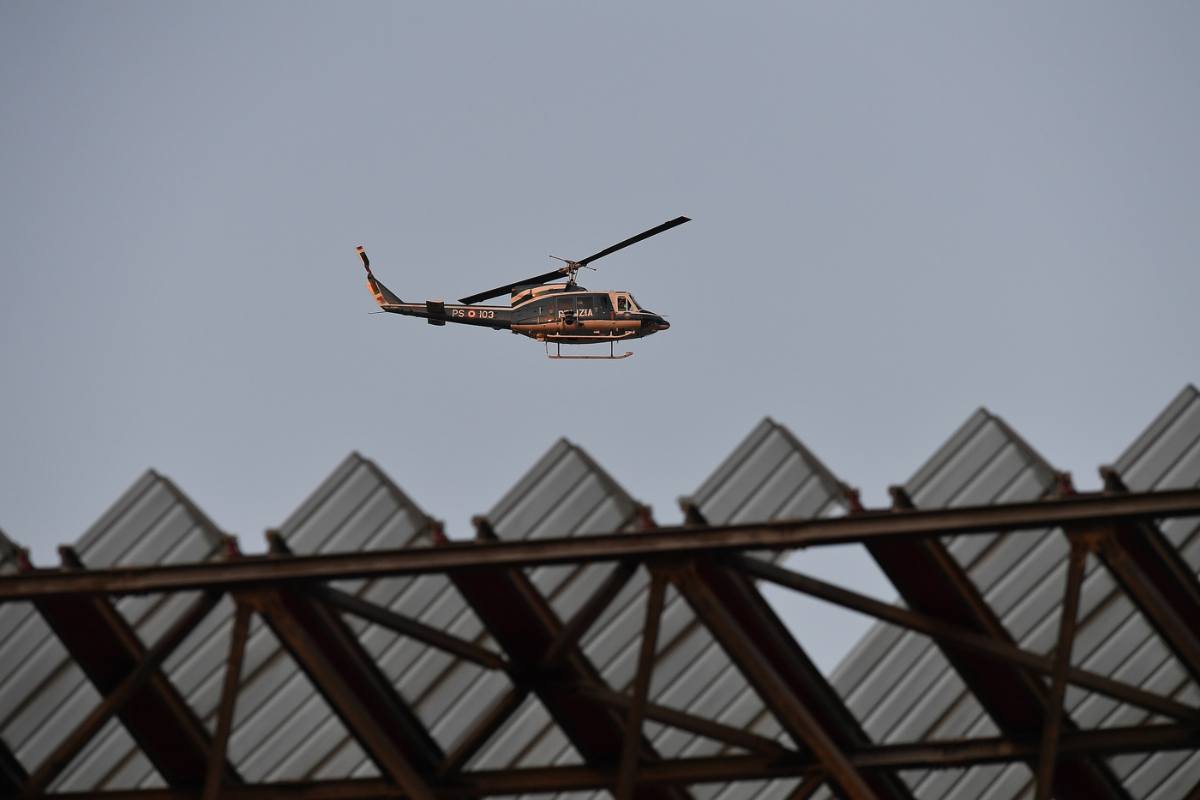 Elicottero sorvola lo stadio