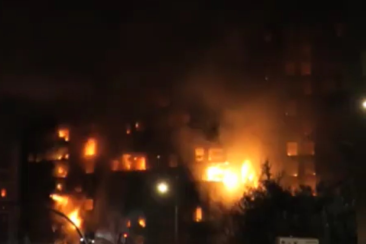Grattacieli in fiamme a Valencia, sospese due partite