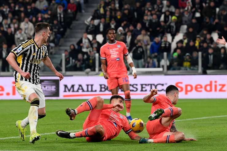 Perez e Giannetti in scivolata toccano con il braccio in Juve-Udinese