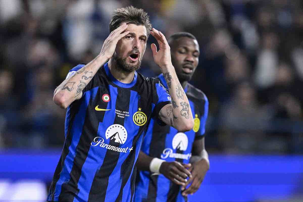 Caos Acerbi: tifosi contro l'interista