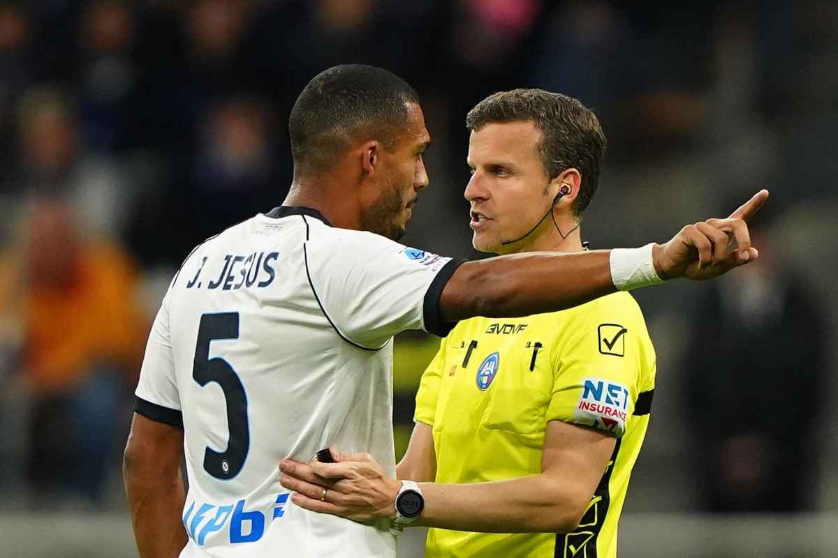 Juan Jesus e l'arbitro La Penna