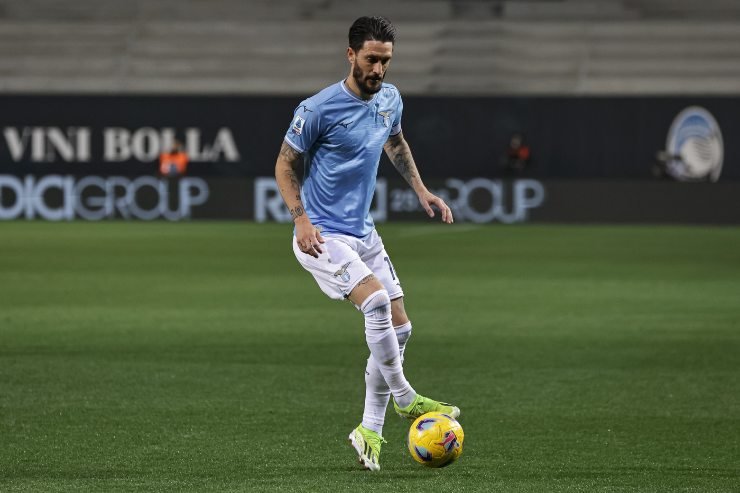 Luis Alberto conduce il pallone