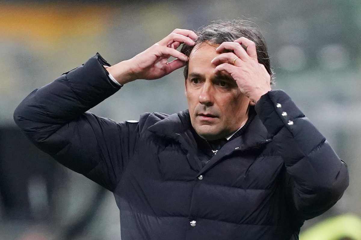 Simone Inzaghi con le mani ai capelli