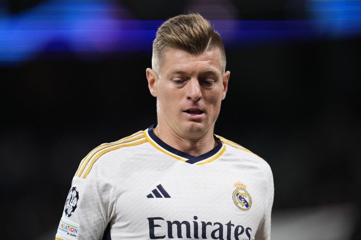 Toni Kroos guarda giù