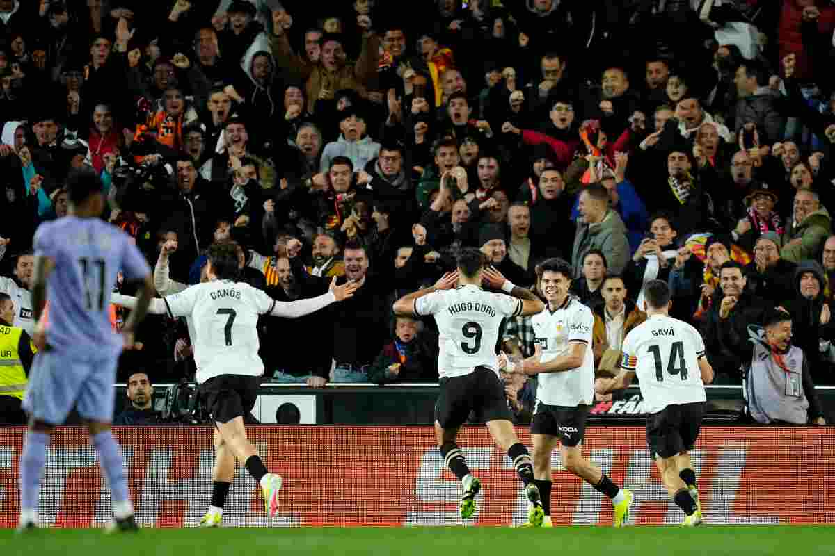 Valencia-Real Madrid, l'arbitro fischia prima del gol di Bellingham
