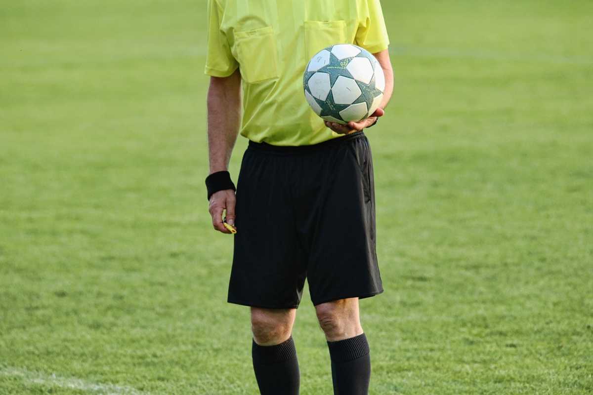Arbitro derubato durante la partita in Italia