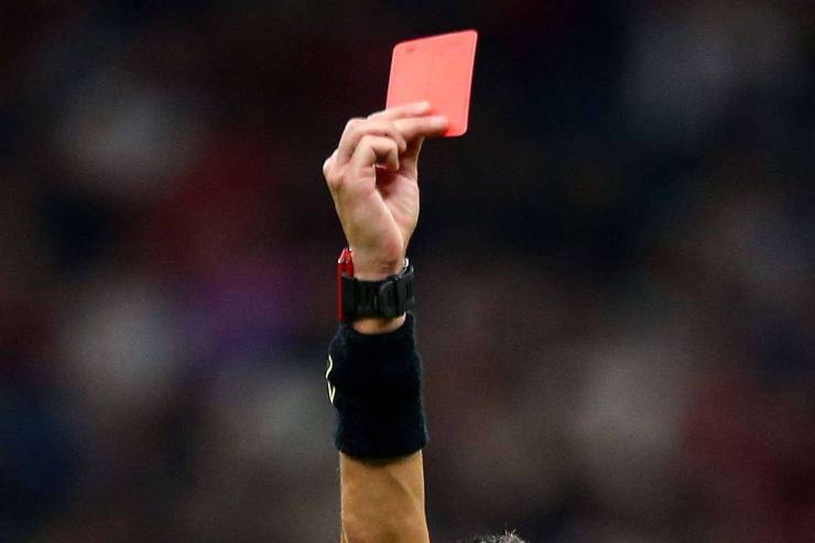 Arbitro derubato durante la partita in Italia