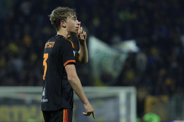 huijsen esulta con la roma