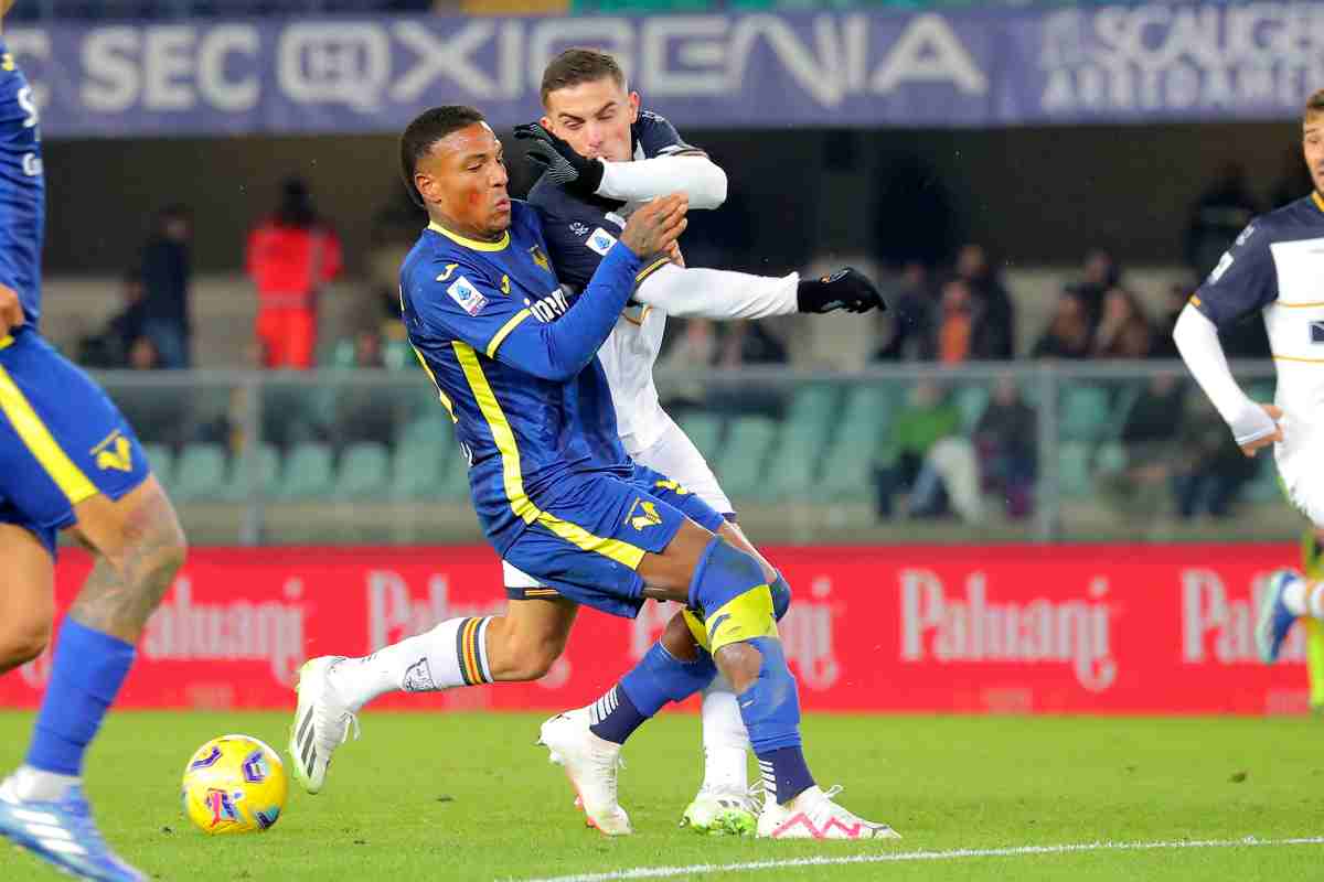 Si apre la domenica della ventottesima giornata del campionato di Serie A con la sfida Lecce-Verona