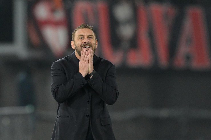 De Rossi con le mani al volto