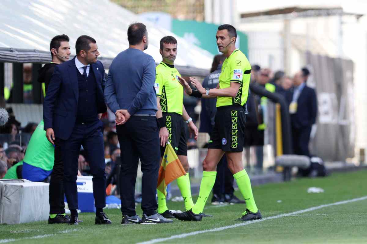 Bufera nel derby: attacco all'arbitro 