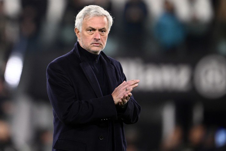 José Mourinho batte le mani