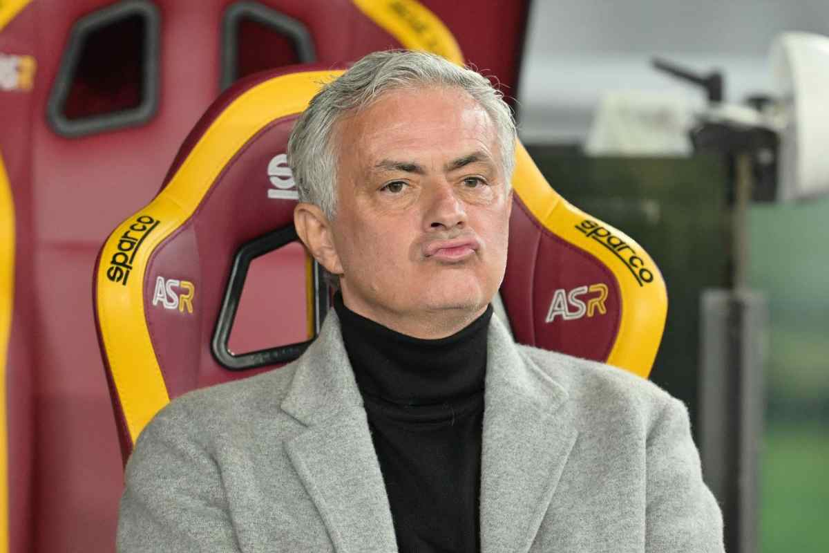 José Mourinho seduto in panchina